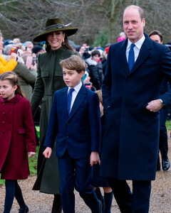 Принц Уильям и Кейт Миддлтон вместе с Джорджем, Шарлоттой и Луи приехали в Сандрингем отпраздновать Рождество