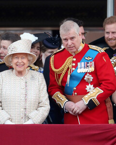 За какие такие заслуги Меган Маркл, принц Гарри и принц Эндрю получат юбилейные медали от королевы?