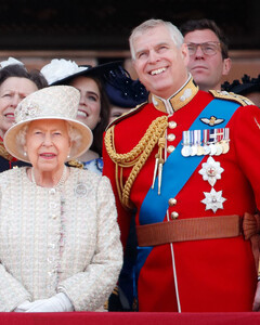 Принц Эндрю будет сопровождать королеву на публичных мероприятиях несмотря ни на что