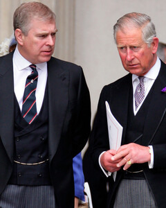 Принцу Чарльзу советуют держаться подальше от принца Эндрю
