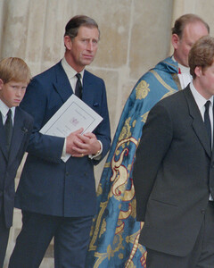 Почему принц Чарльз надел на похороны Дианы синий костюм вместо чёрного