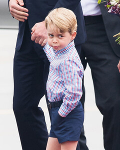 Как принц Джордж ведёт себя во время королевских турне своего отца. Спойлер: не очень