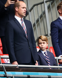 Фэмили-лук принца Уильяма и его сына принца Джорджа на футбольном матче
