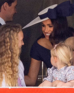 Оставили на задворках: принц Гарри и Меган Маркл не вышли на балкон с королевской семьёй на Платиновом юбилее Елизаветы II