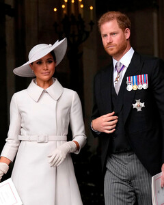 По лезвию ножа: принца Гарри и Меган Маркл могут исключить из королевской семьи из-за их поведения на Платиновом юбилее