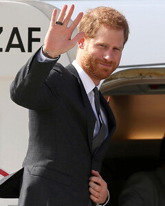 Принц Гарри прилетел в Лондон, чтобы проводить в последний путь принца Филиппа