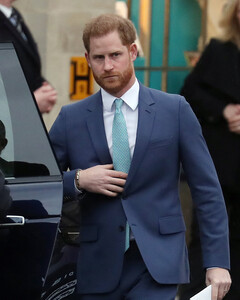 Принц Гарри вылетел в Лондон на открытие памятника Диане. В аэропорту не обошлось без инцидента