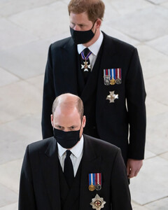Принц Гарри и принц Уильям воссоединились на похоронах дедушки