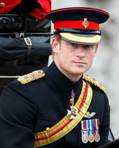 Почему принцу Гарри запретили надевать военную форму для того, чтобы наградить ветеранов