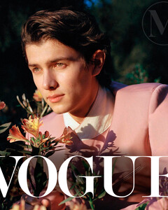 Готовьте ваши сердечки: 22-летний датский принц Николай появился в розовом пиджаке Dior на обложке Vogue