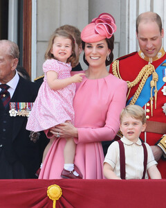 Дети и внуки принца Филиппа почтили память герцога в день его столетия