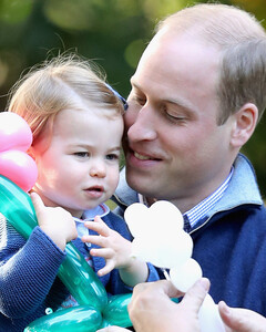 Папины заботы: принц Уильям сопровождал свою дочь Шарлотту на день рождения одного из её друзей