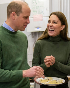 Еда, я люблю тебя: принц Уильям и Кейт Миддлтон приготовили традиционные пирожные во время визита в Уэльс