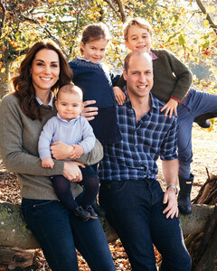 Простой семейный обед: Кейт Миддлтон, принц Уильям пообедали с детьми на лужайке возле паба