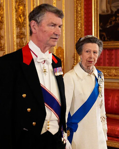 Принцесса Анна вышла в платье, которому почти 60 лет