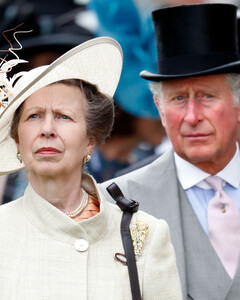 «Долой Чарльза!»: народ Великобритании требует изменить линию престолонаследия в пользу принцессы Анны
