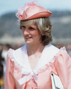 Королевская барби: история розового наряда принцессы Дианы, который покорил фанатов во время медового месяца Уэльских