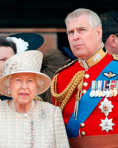 Принц Эндрю требует, чтобы Елизавета II сделала принцесс Беатрис и Евгению главными членами королевской семьи