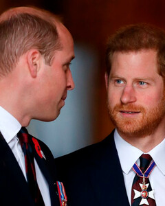 «Я сделаю это лучше тебя!»: принц Уильям возложит венок от имени королевы в честь Дня АНЗАКа вместо Гарри