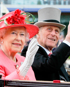 «Пока смерть не воссоединит нас»: королева Елизавета II и принц Филипп наконец-то упокоились вместе