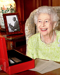 С Платиновым юбилеем Ваше Величество! Сегодня Елизавета II отметила 70-летие восхождения на трон