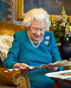Письмо от молодого поклонника: в преддверии своего 70-летия на престоле Елизавета II пересмотрела поздравительные открытки