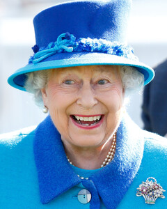 Королева Елизавета II одобрила наряд малышки, которая скопировала её на Хэллоуин