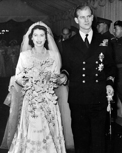 Почему Елизавета II и принц Филипп были вынуждены провести повторную свадебную фотосессию в медовый месяц?
