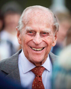 Редкие кадры: принц Чарльз отметил годовщину смерти своего отца — принца Филиппа трогательными фотографиями