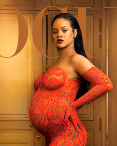 «Мне не стыдно»: Беременная Рианна снялась для обложки журнала Vogue