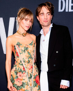 Роберт Паттинсон и Сьюки Уотерхаус вышли вместе на премьере фильма «Умри, моя любовь»