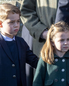 Почему принц Джордж и принцесса Шарлотта сидят вдали от других на рождественском обеде королевы