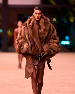 Saint Laurent осень 2026: отмечаем 60-летие женского смокинга