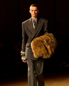 Saint Laurent Men’s осень–зима 2026: элегантность на грани вызова