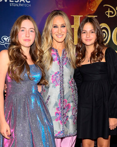 Сара Джессика Паркер появилась на премьере фильма «Фокус-покус 2» в компании своих 13-летних близняшек