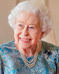 «Да, я ещё здесь!»: счастливая королева Елизавета II возвращается к своим обязанностям в Виндзорском замке