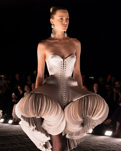 Schiaparelli Couture осень 2024: дань уважения 1950-м в подвале