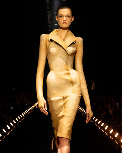 Телепорт в прошлое: Schiaparelli представили коллекцию осень 2026 по всем канонам подиума