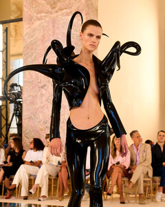 Кутюрный Schiaparelli осень–зима 2026: Дэниел Роузберри исследует бездну между человеком и технологией