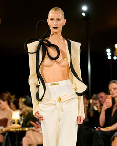 Schiaparelli весна-лето 2027: Дэниел Роузберри возвращает культовый жакет в повседневную жизнь