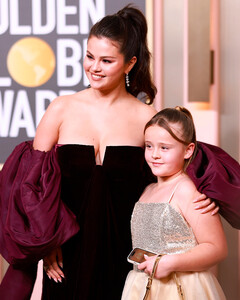 Селена Гомес взяла свою 9-летнюю сестру Грейси на красную дорожку «Золотого глобуса»