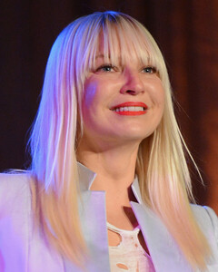 Sia рассказала, почему усыновила двух 18-летних парней
