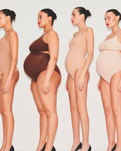 Ким Кардашьян показала новую коллекцию нижнего белья для беременных