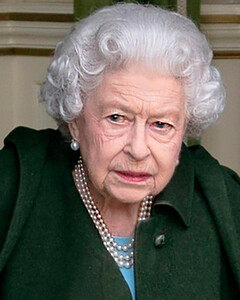 «Слава богу, Меган не приедет», — сказала королева Елизавета II своим помощникам в день похорон принца Филиппа
