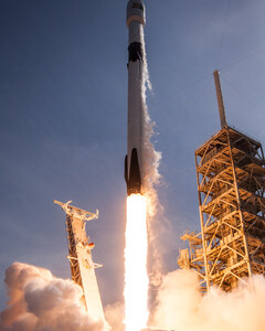 Первая пилотируемая частная ракета Falcon 9 успешно стартовала
