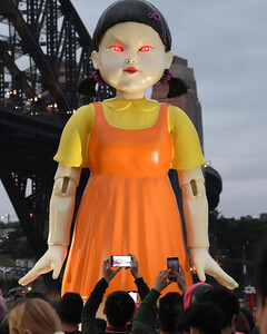 Гигантскую куклу из «Игра в кальмара» установили в Сиднее