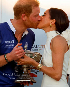 Поцелуй в награду: Меган Маркл нежно поцеловала принца Гарри после победы в матче по поло