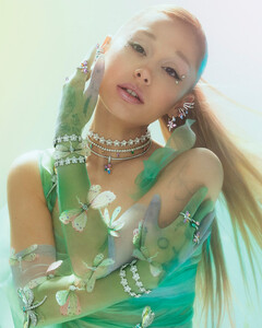 Ариана Гранде засияла с ювелирной коллаборацией со Swarovski