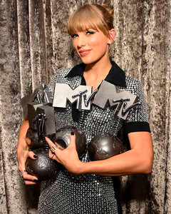 Тейлор Свифт забрала сразу 4 награды на MTV EMA 2022