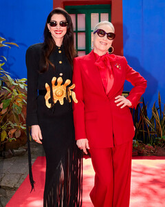 Оцениваем первые образы с премьеры «Дьявол носит Prada 2»